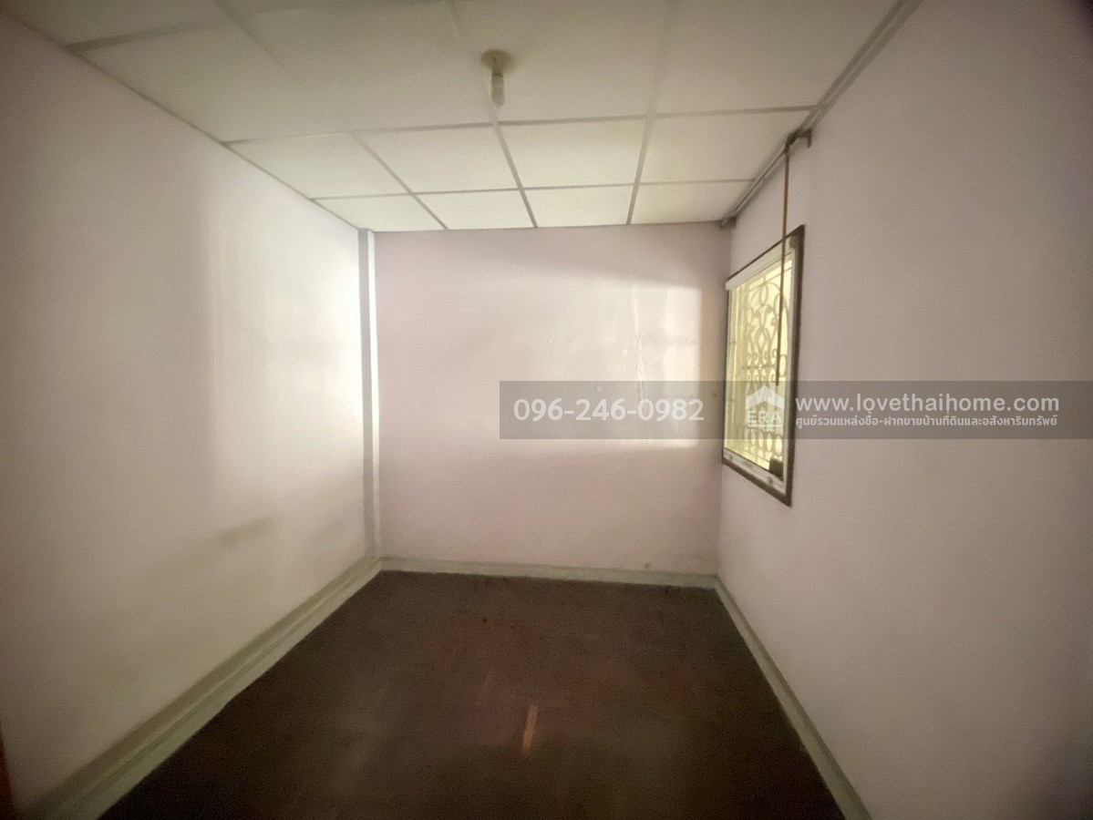 ขายบ้านแฝด โชคชัย 4 ซอย 64 หมู่บ้านราชาวิลล่า 2 ลาดพร้าว บ้านต้นซอย พื้นที่ 43 ตร.วา ทำเลดี ถนนในหมู่บ้านกว้าง เหมาะกับครอบครัวใหญ่