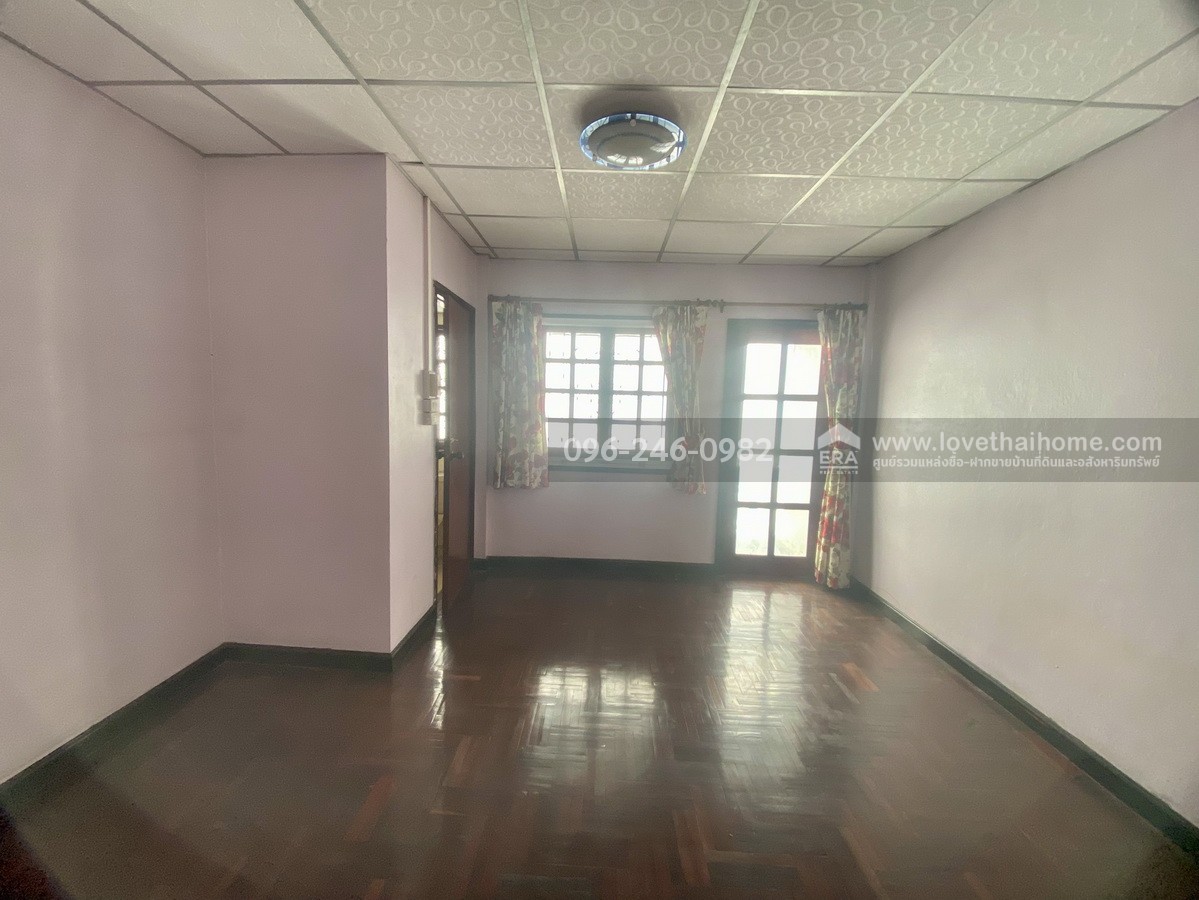 ขายบ้านแฝด โชคชัย 4 ซอย 64 หมู่บ้านราชาวิลล่า 2 ลาดพร้าว บ้านต้นซอย พื้นที่ 43 ตร.วา ทำเลดี ถนนในหมู่บ้านกว้าง เหมาะกับครอบครัวใหญ่