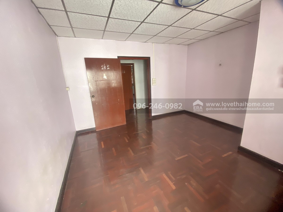 ขายบ้านแฝด โชคชัย 4 ซอย 64 หมู่บ้านราชาวิลล่า 2 ลาดพร้าว บ้านต้นซอย พื้นที่ 43 ตร.วา ทำเลดี ถนนในหมู่บ้านกว้าง เหมาะกับครอบครัวใหญ่