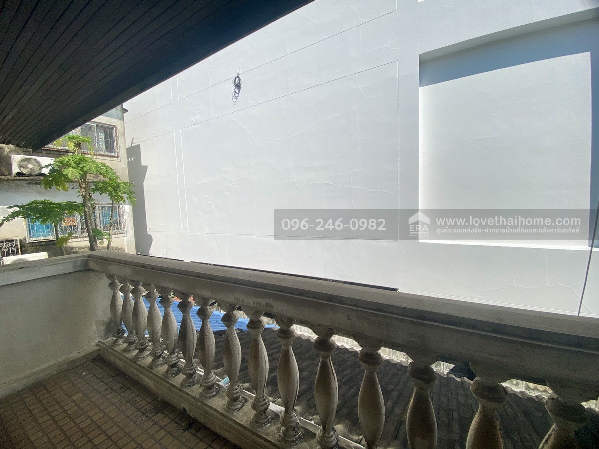 ขายบ้านแฝด โชคชัย 4 ซอย 64 หมู่บ้านราชาวิลล่า 2 ลาดพร้าว บ้านต้นซอย พื้นที่ 43 ตร.วา ทำเลดี ถนนในหมู่บ้านกว้าง เหมาะกับครอบครัวใหญ่