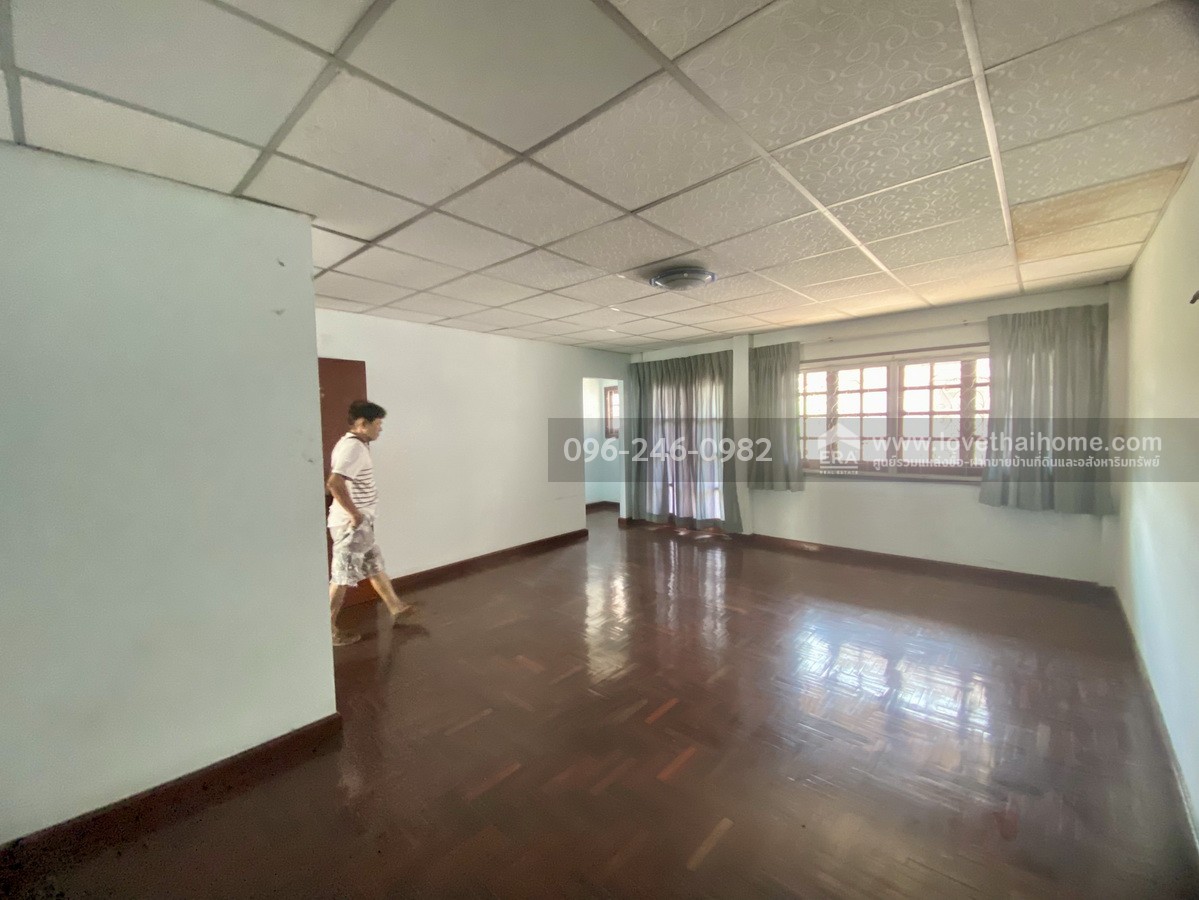 ขายบ้านแฝด โชคชัย 4 ซอย 64 หมู่บ้านราชาวิลล่า 2 ลาดพร้าว บ้านต้นซอย พื้นที่ 43 ตร.วา ทำเลดี ถนนในหมู่บ้านกว้าง เหมาะกับครอบครัวใหญ่