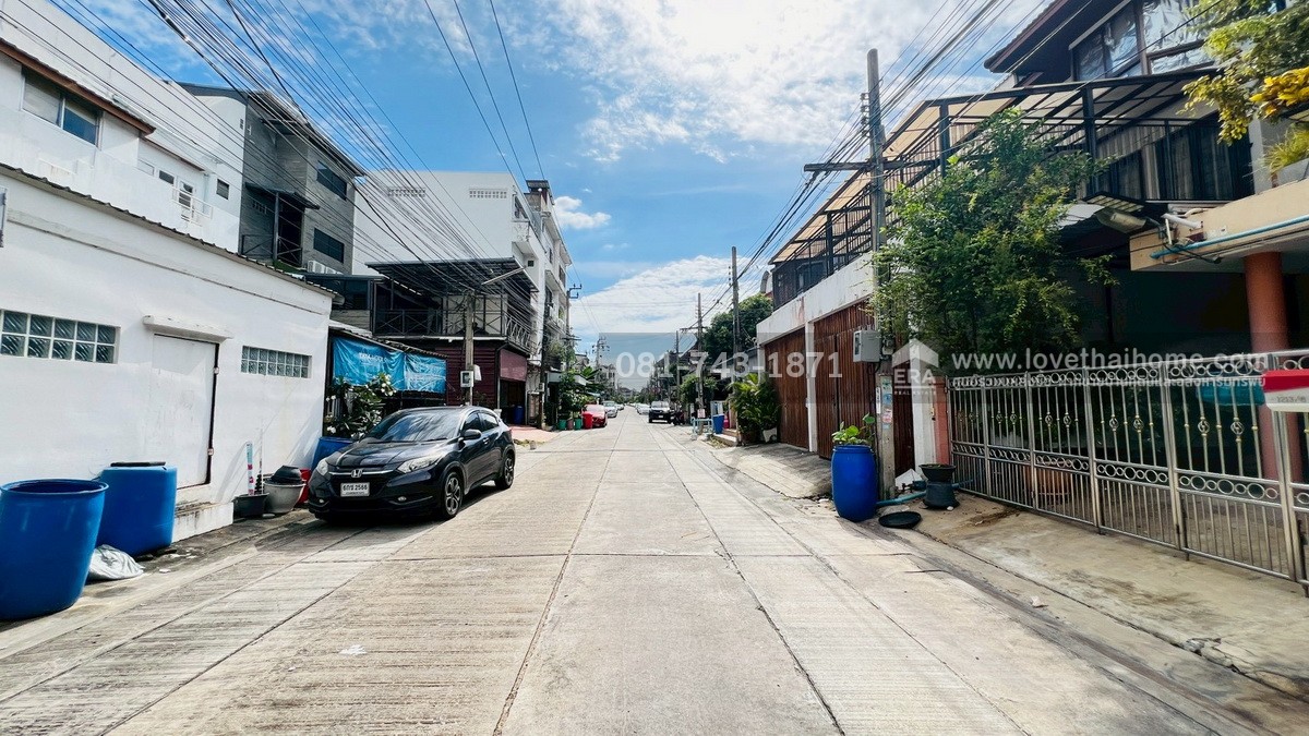 ให้เช่าทาวน์โฮม 3 ชั้น หมู่บ้านทาวน์อินทาวน์ ถนนอินทราภรณ์ ลาดพร้าว ถูกที่สุดในย่านนี้แล้ว! ทำเลทอง! หน้าปากซอยเป็นโรงเรียนอุดมศึกษา