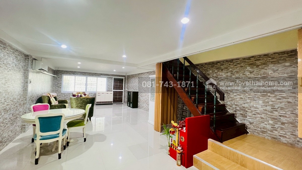 ขายทาวน์เฮ้าส์ 2 ชั้น บางอ้อ หมู่บ้านเจ้าพระยา บางพลัด82 ซอยจรัญสนิทวงศ์82 พื้นที่ 25 ตรว. หน้าปากซอยมี Tops Daily ใกล้สถานีรถไฟฟ้าบางพลัด สำนักงานเขตบางพลัด บ้านทำใหม่ลงเสาเข็มชั้นล่างทั้งชั้น แถมเฟอร์+เครื่องใช้ไฟฟ้า ถูกที่สุดในละแวกนี้