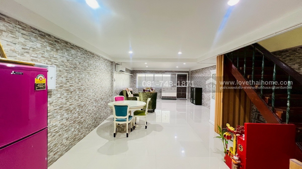 ขายทาวน์เฮ้าส์ 2 ชั้น บางอ้อ หมู่บ้านเจ้าพระยา บางพลัด82 ซอยจรัญสนิทวงศ์82 พื้นที่ 25 ตรว. หน้าปากซอยมี Tops Daily ใกล้สถานีรถไฟฟ้าบางพลัด สำนักงานเขตบางพลัด บ้านทำใหม่ลงเสาเข็มชั้นล่างทั้งชั้น แถมเฟอร์+เครื่องใช้ไฟฟ้า ถูกที่สุดในละแวกนี้