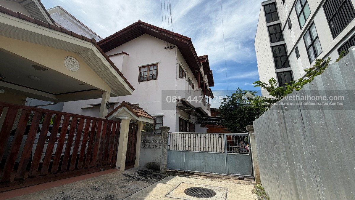 ขายบ้านแฝด2ชั้น 2ห้องติดกัน ซอยลาดพร้าว1 แยก20 พื้นที่50ตรว.สภาพดีพร้อมอยู่ ขายเพียงแค่7.5 ล้านบาทเท่านั้น เฉพาะราคาที่ดินก็เกือบเท่าราคาตั้งขายแล้ว นี่ถ้ารวมตัวบ้านเข้าไปอีก บอกได้เลยว่าคุ้มสุดคุ้ม