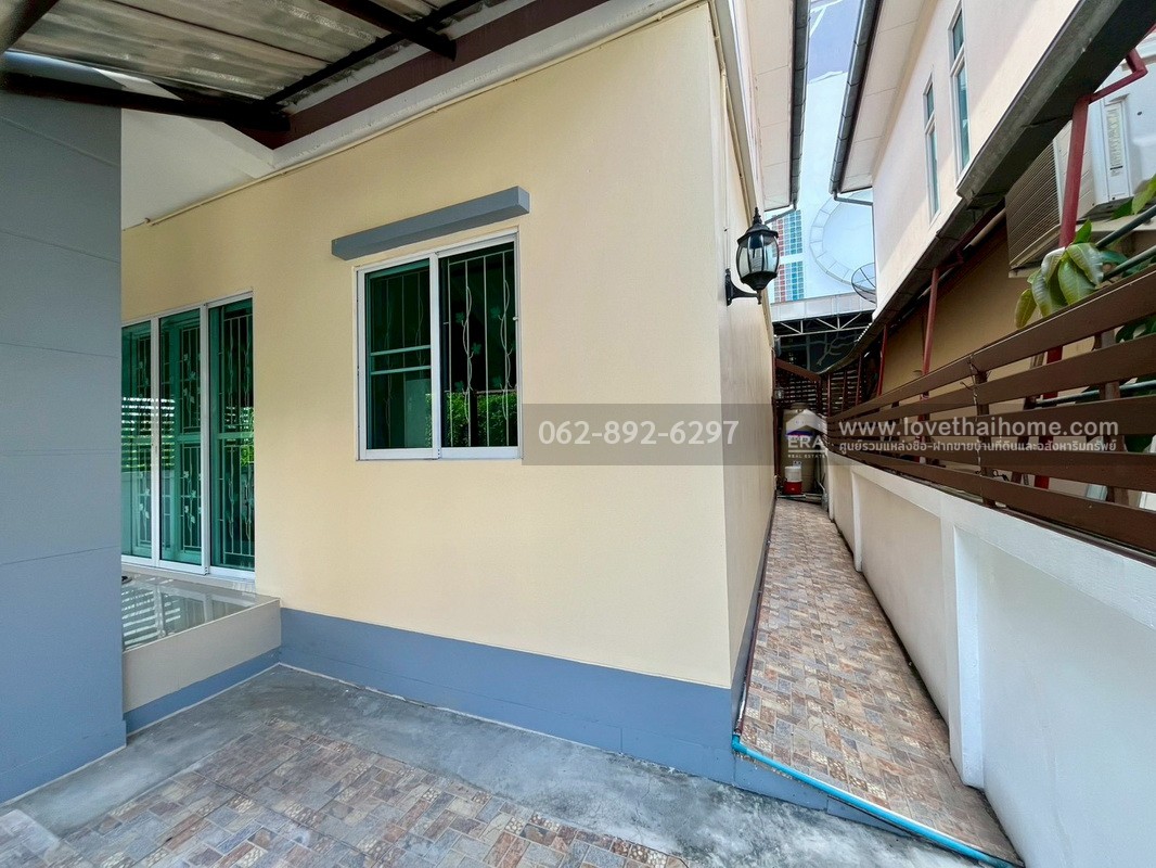 ขายบ้านแฝด 2 ชั้น ซอยเพชรเกษม77 แยก3-10 ขนาด 33.5 ตรว. หลังมุม สวยรีโนเวทใหม่ พร้อมอยู่ ขายราคาพิเศษ ทำเลดี สนใจโทร. 062-892-6297