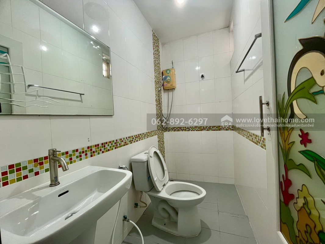 ขายบ้านแฝด 2 ชั้น ซอยเพชรเกษม77 แยก3-10 ขนาด 33.5 ตรว. หลังมุม สวยรีโนเวทใหม่ พร้อมอยู่ ขายราคาพิเศษ ทำเลดี สนใจโทร. 062-892-6297