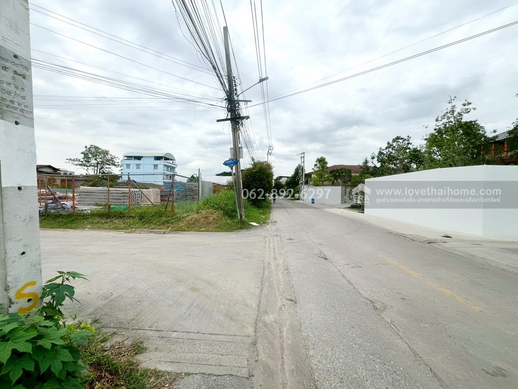 ขายบ้านแฝด 2 ชั้น ซอยเพชรเกษม77 แยก3-10 ขนาด 33.5 ตรว. หลังมุม สวยรีโนเวทใหม่ พร้อมอยู่ ขายราคาพิเศษ ทำเลดี สนใจโทร. 062-892-6297