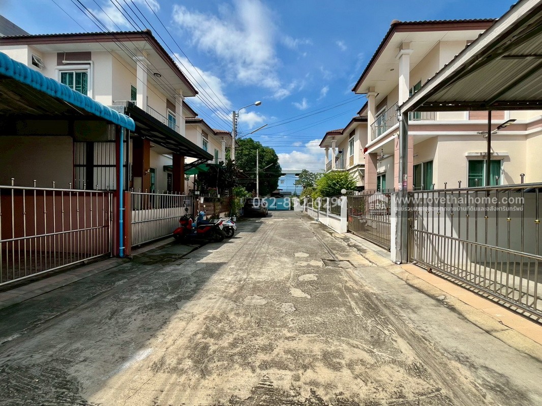 ขายบ้านแฝด 2 ชั้น ซอยเพชรเกษม77 แยก3-10 ขนาด 33.5 ตรว. หลังมุม สวยรีโนเวทใหม่ พร้อมอยู่ ขายราคาพิเศษ ทำเลดี สนใจโทร. 062-892-6297