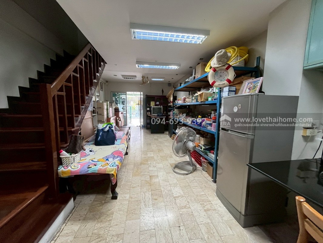 ขายทาวน์เฮ้าส์ 2 ชั้น ซอยงามวงศ์วาน2 แยก6 พื้นที่ 15.9 ตรว. พร้อมอยู่ หาไม่ได้อีกแล้ว ทำเลดีๆแบบนี้ ติดกับกระทรวงสาธารณสุข ใกล้ทางด่วน เดินทางสะดวกมาก ราคา...สุดคุ้ม...สนใจนัดดูบ้านด่วนๆเลยค่ะ