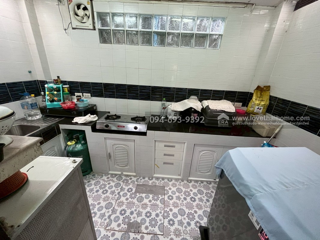 ขายทาวน์เฮ้าส์ 2 ชั้น ซอยงามวงศ์วาน2 แยก6 พื้นที่ 15.9 ตรว. พร้อมอยู่ หาไม่ได้อีกแล้ว ทำเลดีๆแบบนี้ ติดกับกระทรวงสาธารณสุข ใกล้ทางด่วน เดินทางสะดวกมาก ราคา...สุดคุ้ม...สนใจนัดดูบ้านด่วนๆเลยค่ะ