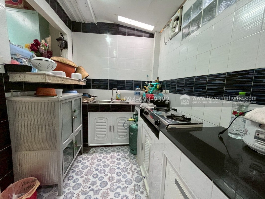 ขายทาวน์เฮ้าส์ 2 ชั้น ซอยงามวงศ์วาน2 แยก6 พื้นที่ 15.9 ตรว. พร้อมอยู่ หาไม่ได้อีกแล้ว ทำเลดีๆแบบนี้ ติดกับกระทรวงสาธารณสุข ใกล้ทางด่วน เดินทางสะดวกมาก ราคา...สุดคุ้ม...สนใจนัดดูบ้านด่วนๆเลยค่ะ