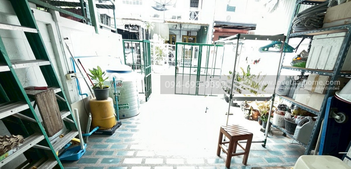 ขายทาวน์เฮ้าส์ 2 ชั้น ซอยงามวงศ์วาน2 แยก6 พื้นที่ 15.9 ตรว. พร้อมอยู่ หาไม่ได้อีกแล้ว ทำเลดีๆแบบนี้ ติดกับกระทรวงสาธารณสุข ใกล้ทางด่วน เดินทางสะดวกมาก ราคา...สุดคุ้ม...สนใจนัดดูบ้านด่วนๆเลยค่ะ