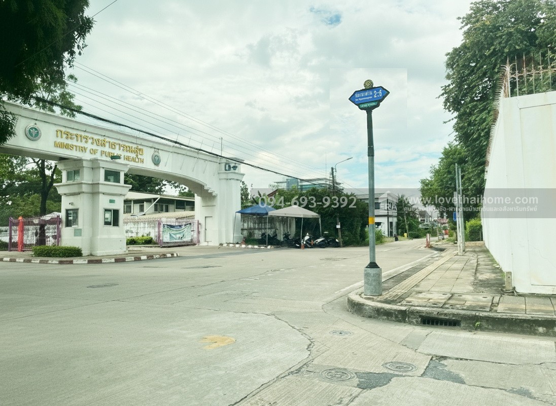 ขายทาวน์เฮ้าส์ 2 ชั้น ซอยงามวงศ์วาน2 แยก6 พื้นที่ 15.9 ตรว. พร้อมอยู่ หาไม่ได้อีกแล้ว ทำเลดีๆแบบนี้ ติดกับกระทรวงสาธารณสุข ใกล้ทางด่วน เดินทางสะดวกมาก ราคา...สุดคุ้ม...สนใจนัดดูบ้านด่วนๆเลยค่ะ