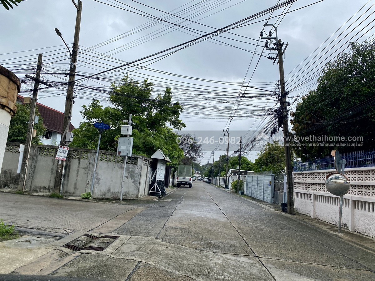 ขายทาวน์เฮ้าส์ ทำเลลาดพร้าว ถ.โชคชัย 4 ซอย 50 แยก 6 หมู่บ้านสังสิทธิ์ ซอย 7 พื้นที่ 27 ตร.วา ราคานี้ไม่มีอีกแล้ว! เข้า-ออกได้ทั้ง ถ.โชคชัย 4, ลาดพร้าว 71, ประดิษฐ์มนูธรรม (เลียบด่วน)