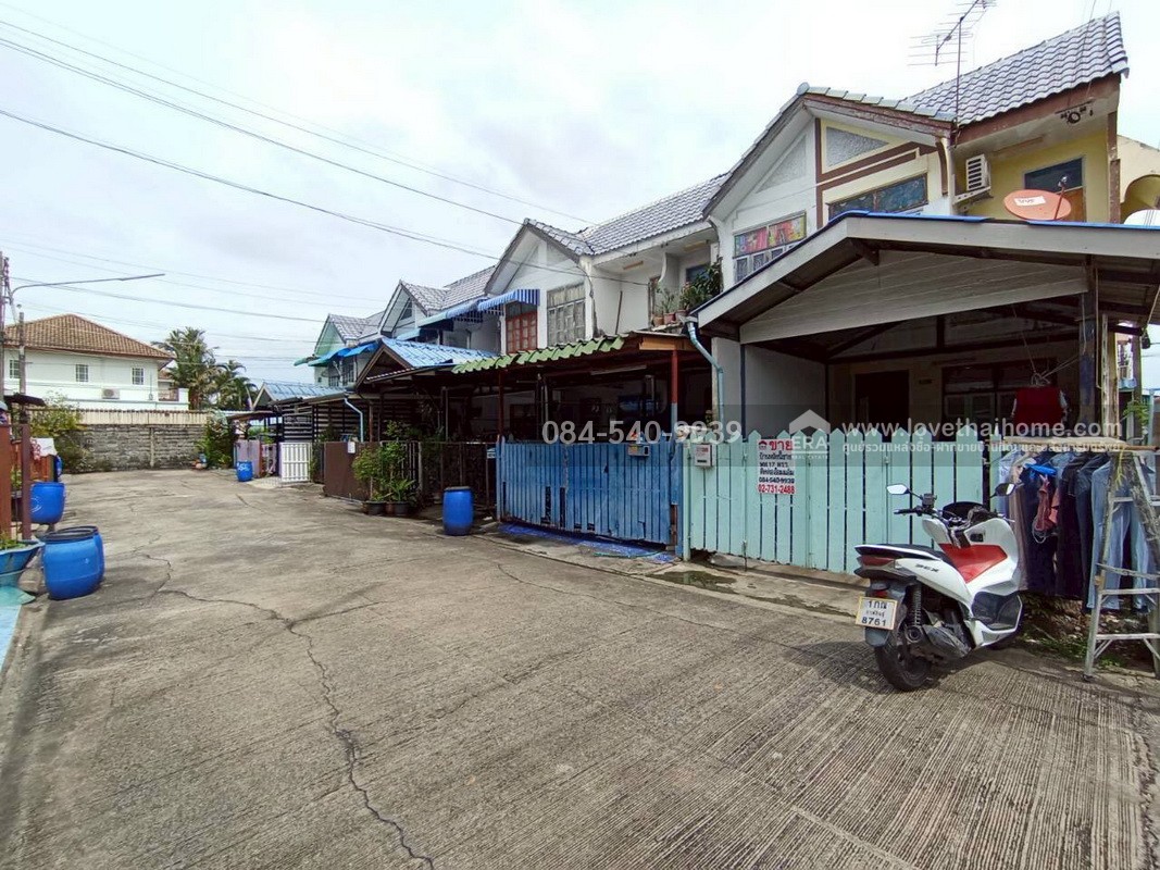 ขายทาวน์เฮ้าส์ 2 ชั้น หมู่บ้านอยู่เจริญ4 ลำลูกกา คลอง4 เนื้อที่ 17 ตรว. บ้านพร้อมอยู่ ห้องมุม ที่สุดในทำเลบ้านโซนลำลูกกา/รังสิต ฟังก์ชันครบครัน เดินทางง่าย ใกล้ทางด่วน การเดินทางเข้า-ออกสะดวกได้หลายช่องทาง
