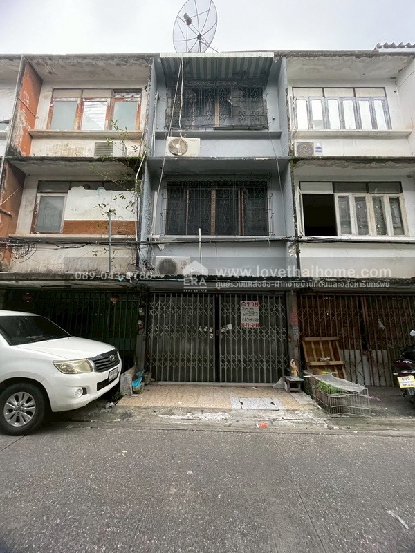 ขายตึกแถว3ชั้น ซอยสาธุประดิษฐ์16 ทำเลใจกลางเมือง พื้นที่10ตรว.ขายเพียงแค่3ล้านเท่านั้น ถูกสุดในย่านนี้แล้วจร้า ห่างจากถนนสาธุประดิษฐ์เพียงแค่50เมตร จะรออะไรอีกคะ รีบเลย!! ของดีราคาถูกแบบนี้มีไม่เยอะนะค่ะ