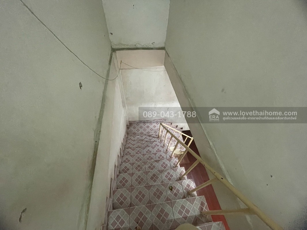 ขายตึกแถว3ชั้น ซอยสาธุประดิษฐ์16 ทำเลใจกลางเมือง พื้นที่10ตรว.ขายเพียงแค่3ล้านเท่านั้น ถูกสุดในย่านนี้แล้วจร้า ห่างจากถนนสาธุประดิษฐ์เพียงแค่50เมตร จะรออะไรอีกคะ รีบเลย!! ของดีราคาถูกแบบนี้มีไม่เยอะนะค่ะ