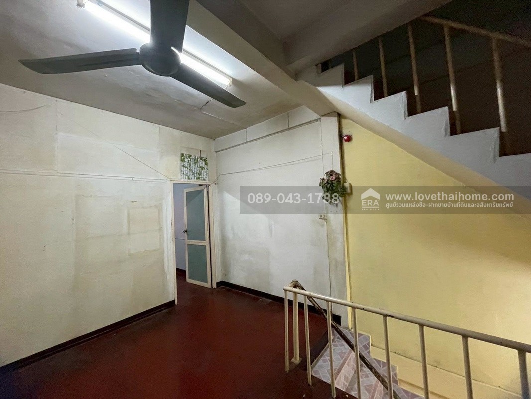 ขายตึกแถว3ชั้น ซอยสาธุประดิษฐ์16 ทำเลใจกลางเมือง พื้นที่10ตรว.ขายเพียงแค่3ล้านเท่านั้น ถูกสุดในย่านนี้แล้วจร้า ห่างจากถนนสาธุประดิษฐ์เพียงแค่50เมตร จะรออะไรอีกคะ รีบเลย!! ของดีราคาถูกแบบนี้มีไม่เยอะนะค่ะ