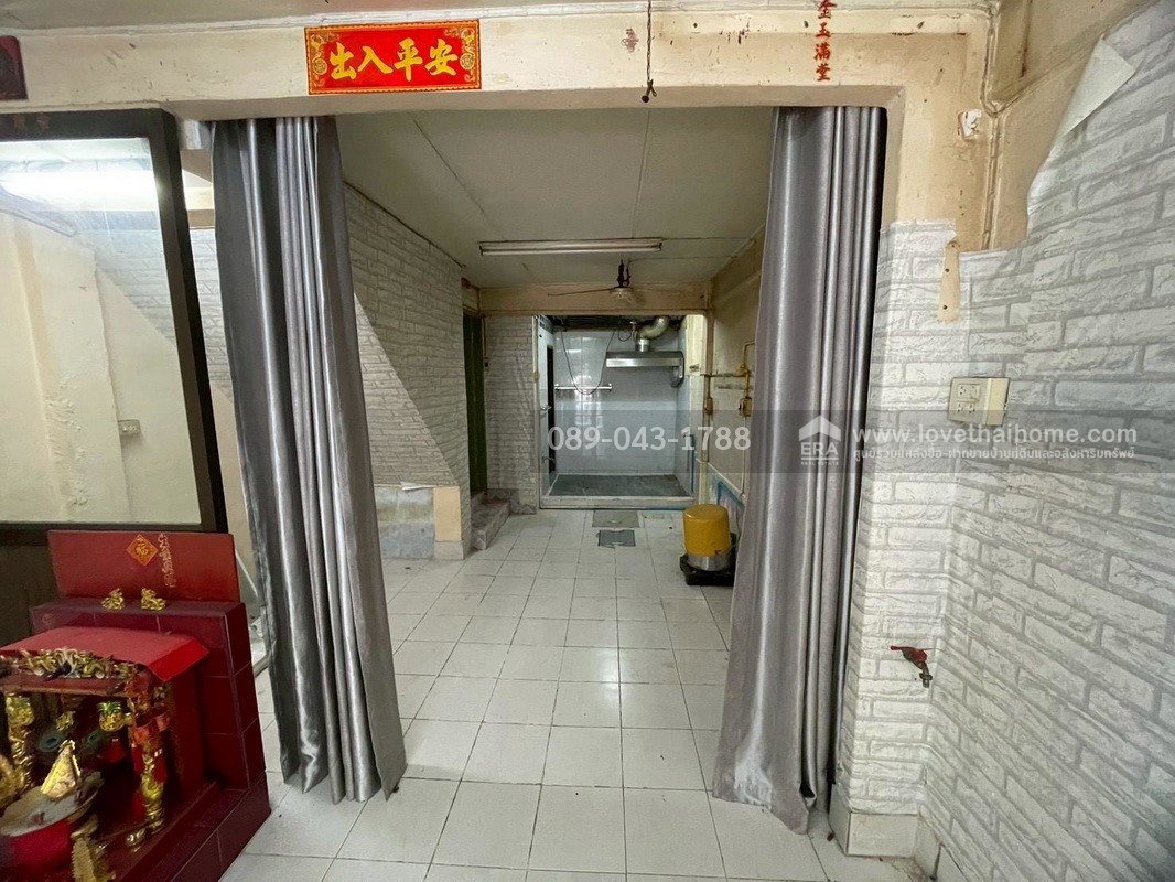 ขายตึกแถว3ชั้น ซอยสาธุประดิษฐ์16 ทำเลใจกลางเมือง พื้นที่10ตรว.ขายเพียงแค่3ล้านเท่านั้น ถูกสุดในย่านนี้แล้วจร้า ห่างจากถนนสาธุประดิษฐ์เพียงแค่50เมตร จะรออะไรอีกคะ รีบเลย!! ของดีราคาถูกแบบนี้มีไม่เยอะนะค่ะ