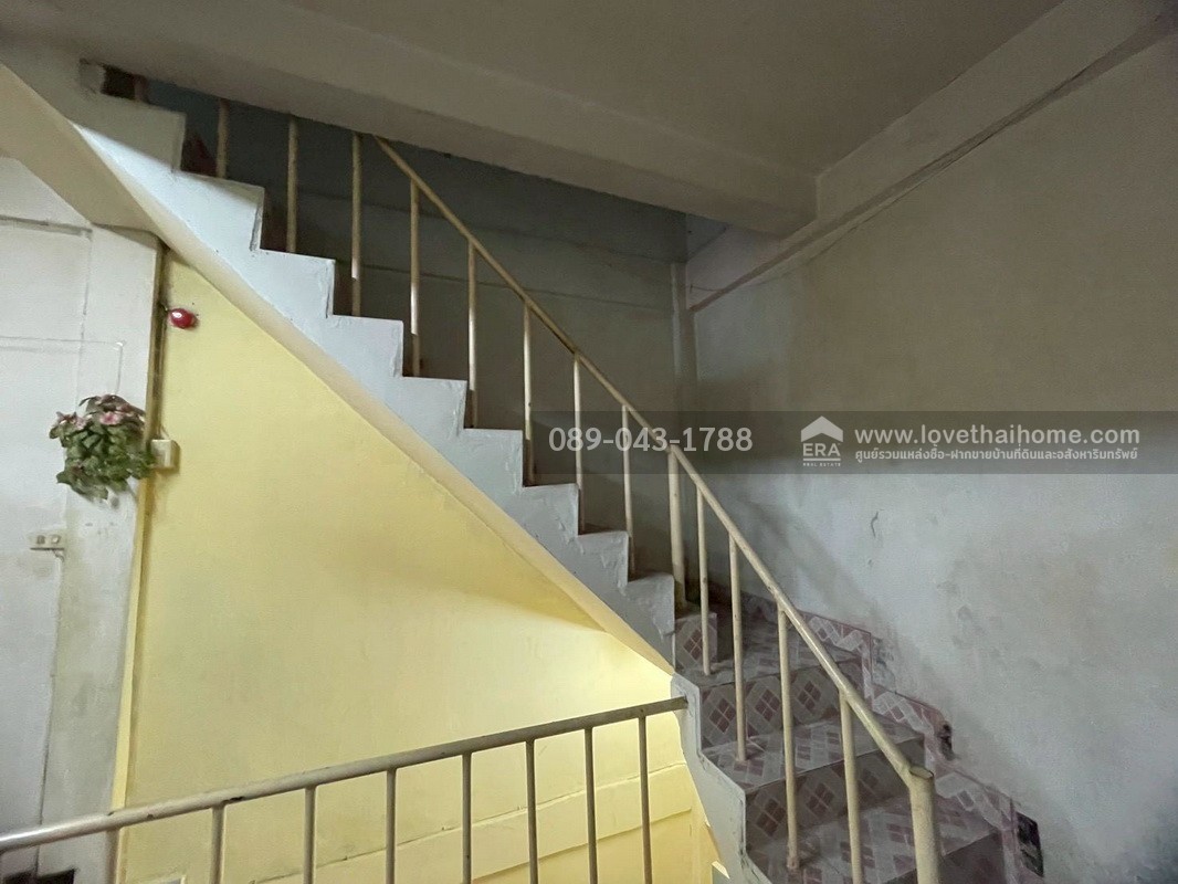 ขายตึกแถว3ชั้น ซอยสาธุประดิษฐ์16 ทำเลใจกลางเมือง พื้นที่10ตรว.ขายเพียงแค่3ล้านเท่านั้น ถูกสุดในย่านนี้แล้วจร้า ห่างจากถนนสาธุประดิษฐ์เพียงแค่50เมตร จะรออะไรอีกคะ รีบเลย!! ของดีราคาถูกแบบนี้มีไม่เยอะนะค่ะ