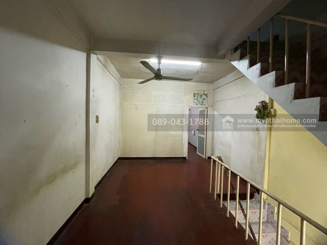 ขายตึกแถว3ชั้น ซอยสาธุประดิษฐ์16 ทำเลใจกลางเมือง พื้นที่10ตรว.ขายเพียงแค่3ล้านเท่านั้น ถูกสุดในย่านนี้แล้วจร้า ห่างจากถนนสาธุประดิษฐ์เพียงแค่50เมตร จะรออะไรอีกคะ รีบเลย!! ของดีราคาถูกแบบนี้มีไม่เยอะนะค่ะ