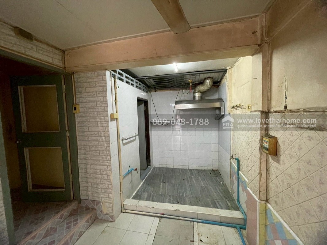 ขายตึกแถว3ชั้น ซอยสาธุประดิษฐ์16 ทำเลใจกลางเมือง พื้นที่10ตรว.ขายเพียงแค่3ล้านเท่านั้น ถูกสุดในย่านนี้แล้วจร้า ห่างจากถนนสาธุประดิษฐ์เพียงแค่50เมตร จะรออะไรอีกคะ รีบเลย!! ของดีราคาถูกแบบนี้มีไม่เยอะนะค่ะ