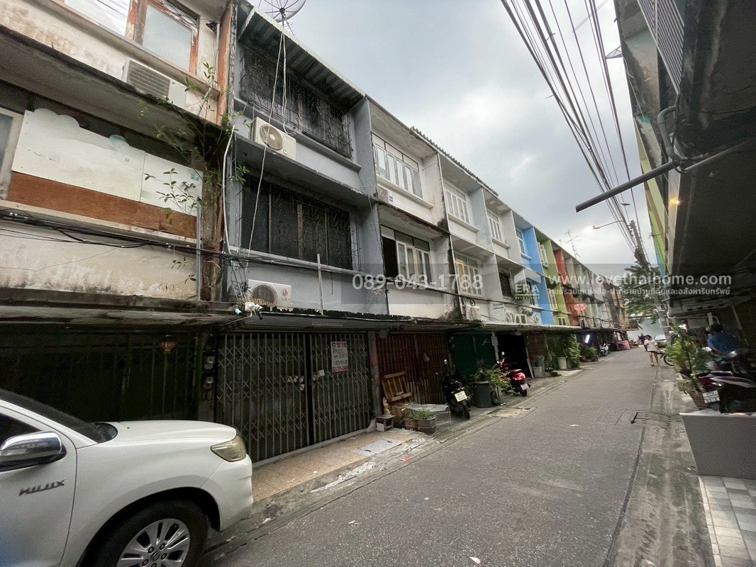 ขายตึกแถว3ชั้น ซอยสาธุประดิษฐ์16 ทำเลใจกลางเมือง พื้นที่10ตรว.ขายเพียงแค่3ล้านเท่านั้น ถูกสุดในย่านนี้แล้วจร้า ห่างจากถนนสาธุประดิษฐ์เพียงแค่50เมตร จะรออะไรอีกคะ รีบเลย!! ของดีราคาถูกแบบนี้มีไม่เยอะนะค่ะ