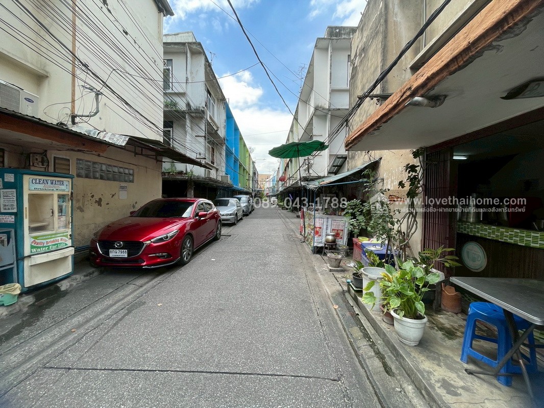 ขายตึกแถว3ชั้น ซอยสาธุประดิษฐ์16 ทำเลใจกลางเมือง พื้นที่10ตรว.ขายเพียงแค่3ล้านเท่านั้น ถูกสุดในย่านนี้แล้วจร้า ห่างจากถนนสาธุประดิษฐ์เพียงแค่50เมตร จะรออะไรอีกคะ รีบเลย!! ของดีราคาถูกแบบนี้มีไม่เยอะนะค่ะ