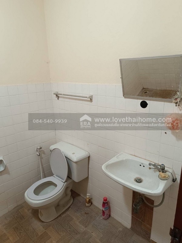 ขายทาวน์เฮ้าส์ 2 ชั้น หมู่บ้านพรไพศาล ปากเกร็ด ซ.สุขาประชาสรรค์3 พื้นที่ 16 ตร.วา ใกล้รถไฟฟ้าสายสีชมพู สถานีแยกปากเกร็ด ขายเพียง 1.4 ล้านบาท ราคาถูกสุดในหมู่บ้าน ปรับปรุงทาสีใหม่ รีบตัดสินใจ ก่อนจะหลุดมือไป