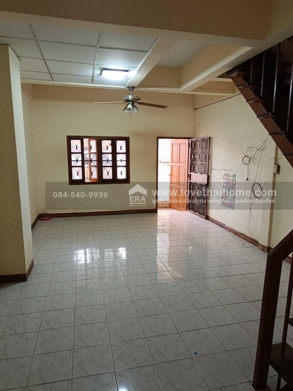 ขายทาวน์เฮ้าส์ 2 ชั้น หมู่บ้านพรไพศาล ปากเกร็ด ซ.สุขาประชาสรรค์3 พื้นที่ 16 ตร.วา ใกล้รถไฟฟ้าสายสีชมพู สถานีแยกปากเกร็ด ขายเพียง 1.4 ล้านบาท ราคาถูกสุดในหมู่บ้าน ปรับปรุงทาสีใหม่ รีบตัดสินใจ ก่อนจะหลุดมือไป