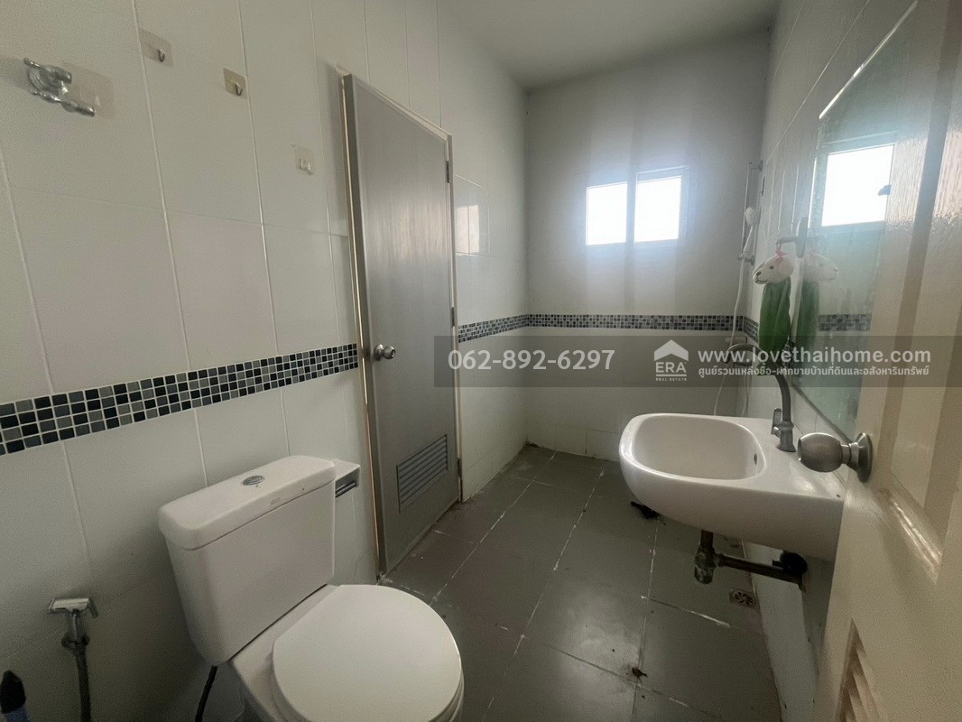 ขายบ้านเดี่ยวย่านหนองจอก หมู่บ้านดิ เอ็กซ์เทนโซ (The Extenso) ถนนสังฆสันติสุข พื้นที่102.7ตารางวา หลังมุม สภาพดี ขายเพียงแค่3.6ล้านบาทเท่านั้น รับประกันเลยว่าหาราคาถูกกว่าหลังนี้ไม่มีอย่างแน่นอนค่ะ