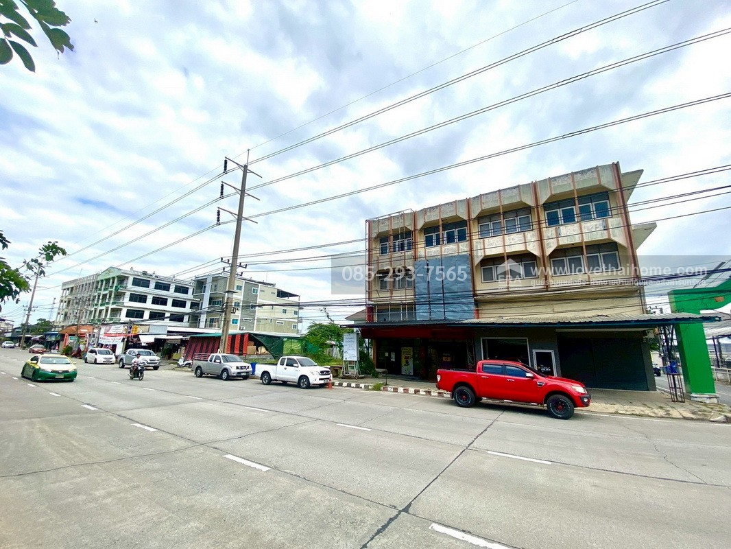 ขายตึกแถว 3.5 ชั้น ติดถนนใหญ่กรุงเทพ-ปทุมธานี ปากซอยสมประสงค์ มี 2 คูหา พื้นที่ 48 ตรว. ทำเลดีมาก เหมาะแก่การลงทุน ใกล้แยกปทุมวิไล เพียง 500 เมตร