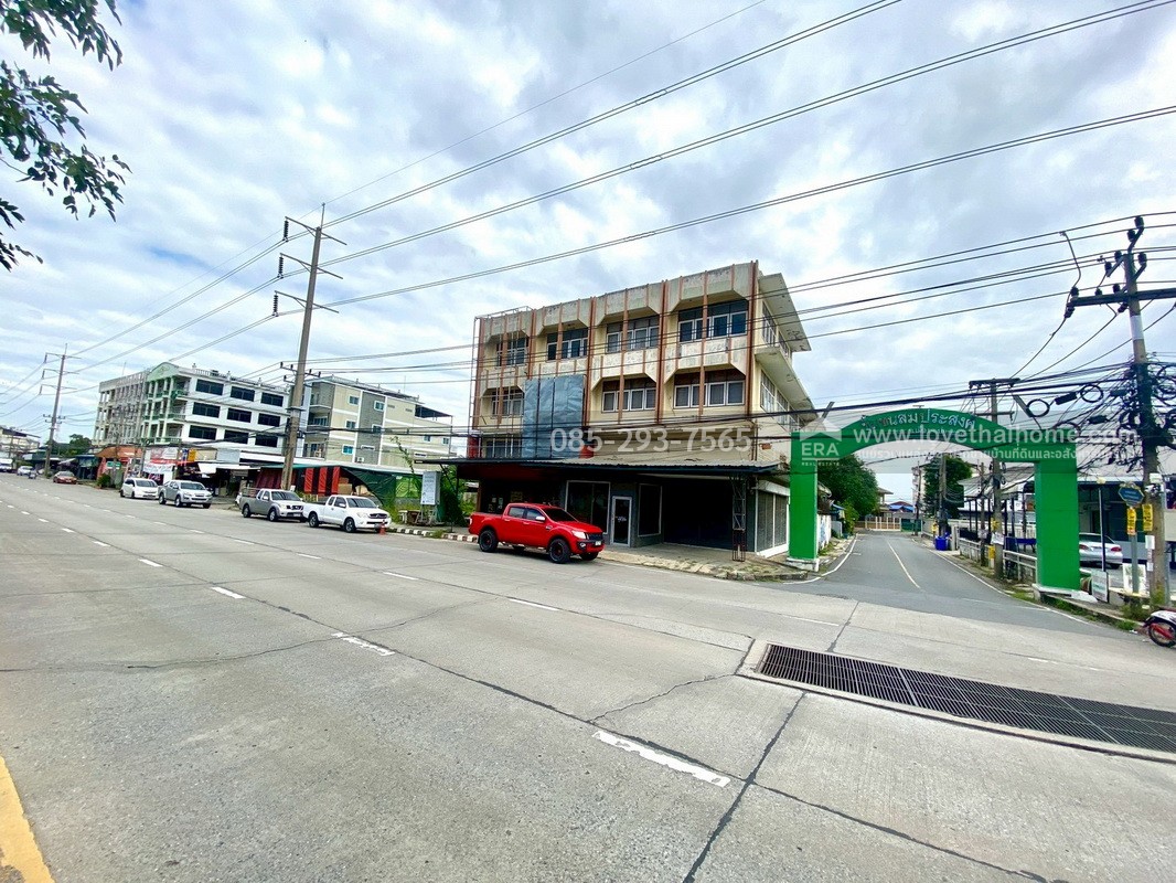 ขายตึกแถว 3.5 ชั้น ติดถนนใหญ่กรุงเทพ-ปทุมธานี ปากซอยสมประสงค์ มี 2 คูหา พื้นที่ 48 ตรว. ทำเลดีมาก เหมาะแก่การลงทุน ใกล้แยกปทุมวิไล เพียง 500 เมตร