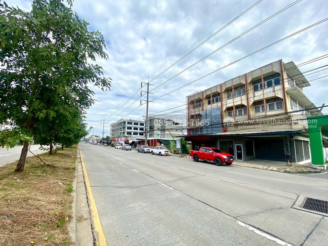 ขายตึกแถว 3.5 ชั้น ติดถนนใหญ่กรุงเทพ-ปทุมธานี ปากซอยสมประสงค์ มี 2 คูหา พื้นที่ 48 ตรว. ทำเลดีมาก เหมาะแก่การลงทุน ใกล้แยกปทุมวิไล เพียง 500 เมตร