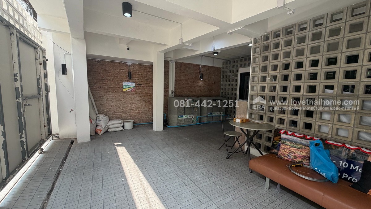 ขายหอพัก3ชั้น ถนนสี่พระยา ซอยถนนนเรศ  พื้นที่29ตรว. ขายเพียง25ล้าน ตึกปรับปรุงใหม่ ติดถนนซอย2ด้าน ทั้งซอยเติมทรัพย์กับซอยน้อมจิตร ห่างจากถนนสี่พระยาเพียงแค่250เมตรเท่านั้น