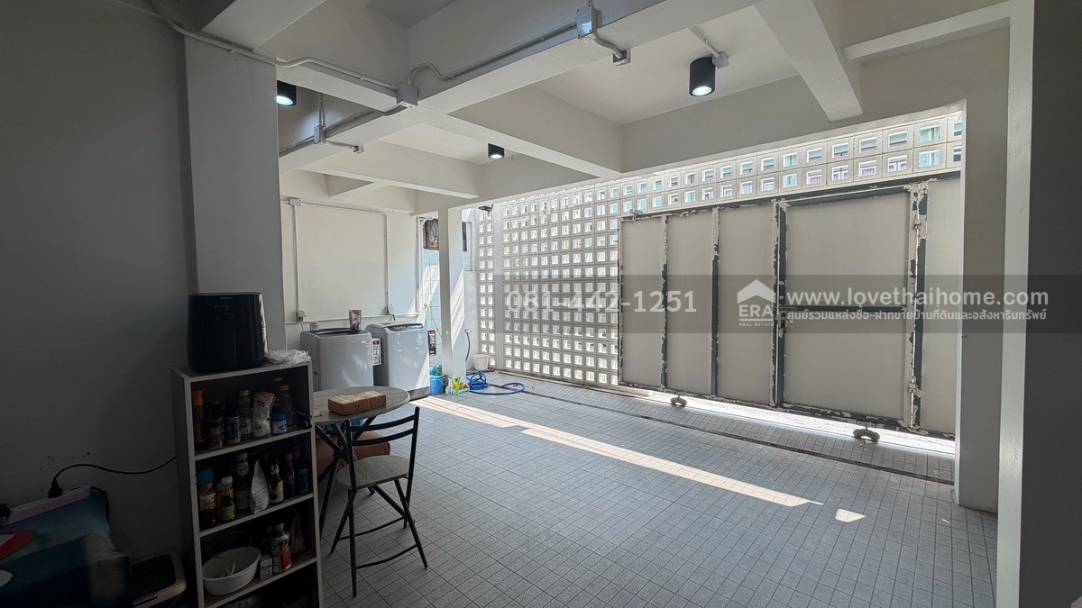 ขายหอพัก3ชั้น ถนนสี่พระยา ซอยถนนนเรศ  พื้นที่29ตรว. ขายเพียง25ล้าน ตึกปรับปรุงใหม่ ติดถนนซอย2ด้าน ทั้งซอยเติมทรัพย์กับซอยน้อมจิตร ห่างจากถนนสี่พระยาเพียงแค่250เมตรเท่านั้น