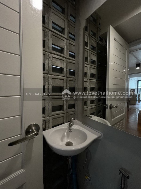 ขายหอพัก3ชั้น ถนนสี่พระยา ซอยถนนนเรศ  พื้นที่29ตรว. ขายเพียง25ล้าน ตึกปรับปรุงใหม่ ติดถนนซอย2ด้าน ทั้งซอยเติมทรัพย์กับซอยน้อมจิตร ห่างจากถนนสี่พระยาเพียงแค่250เมตรเท่านั้น