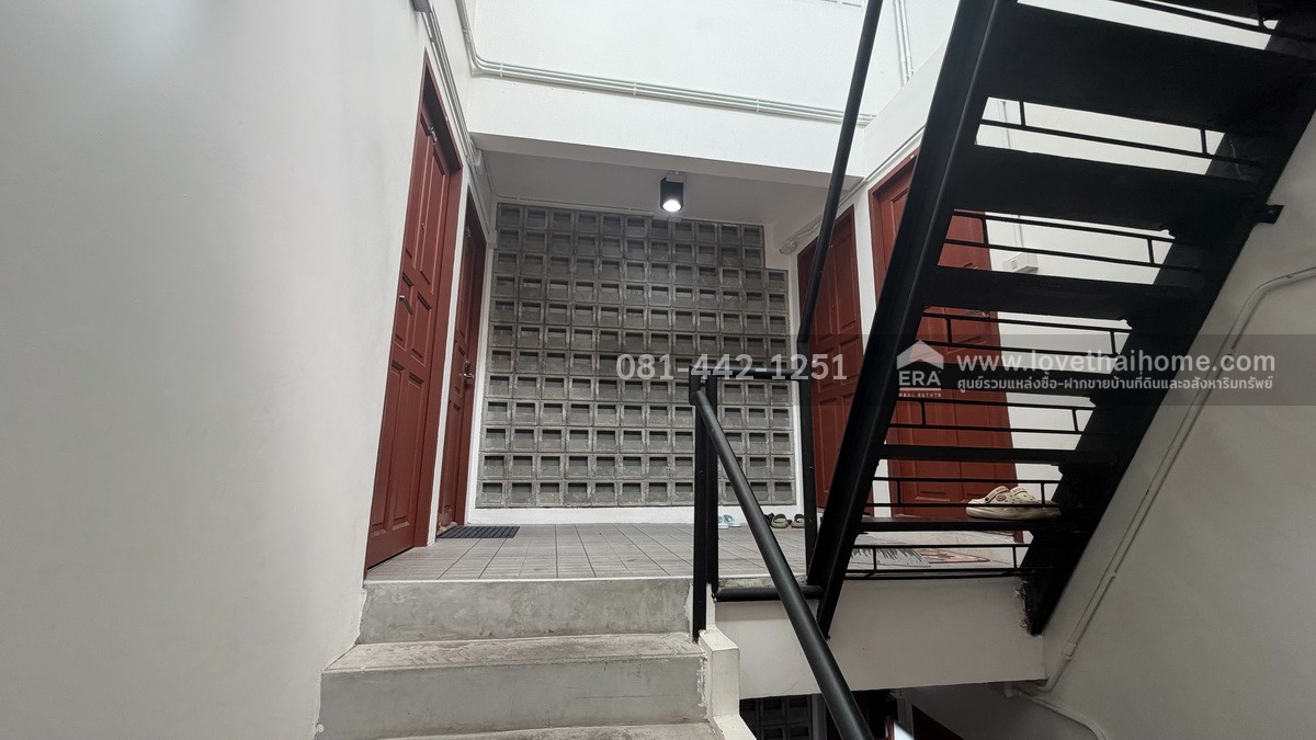 ขายหอพัก3ชั้น ถนนสี่พระยา ซอยถนนนเรศ  พื้นที่29ตรว. ขายเพียง25ล้าน ตึกปรับปรุงใหม่ ติดถนนซอย2ด้าน ทั้งซอยเติมทรัพย์กับซอยน้อมจิตร ห่างจากถนนสี่พระยาเพียงแค่250เมตรเท่านั้น