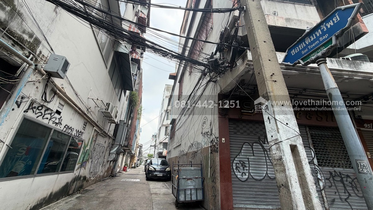 ขายหอพัก3ชั้น ถนนสี่พระยา ซอยถนนนเรศ  พื้นที่29ตรว. ขายเพียง25ล้าน ตึกปรับปรุงใหม่ ติดถนนซอย2ด้าน ทั้งซอยเติมทรัพย์กับซอยน้อมจิตร ห่างจากถนนสี่พระยาเพียงแค่250เมตรเท่านั้น