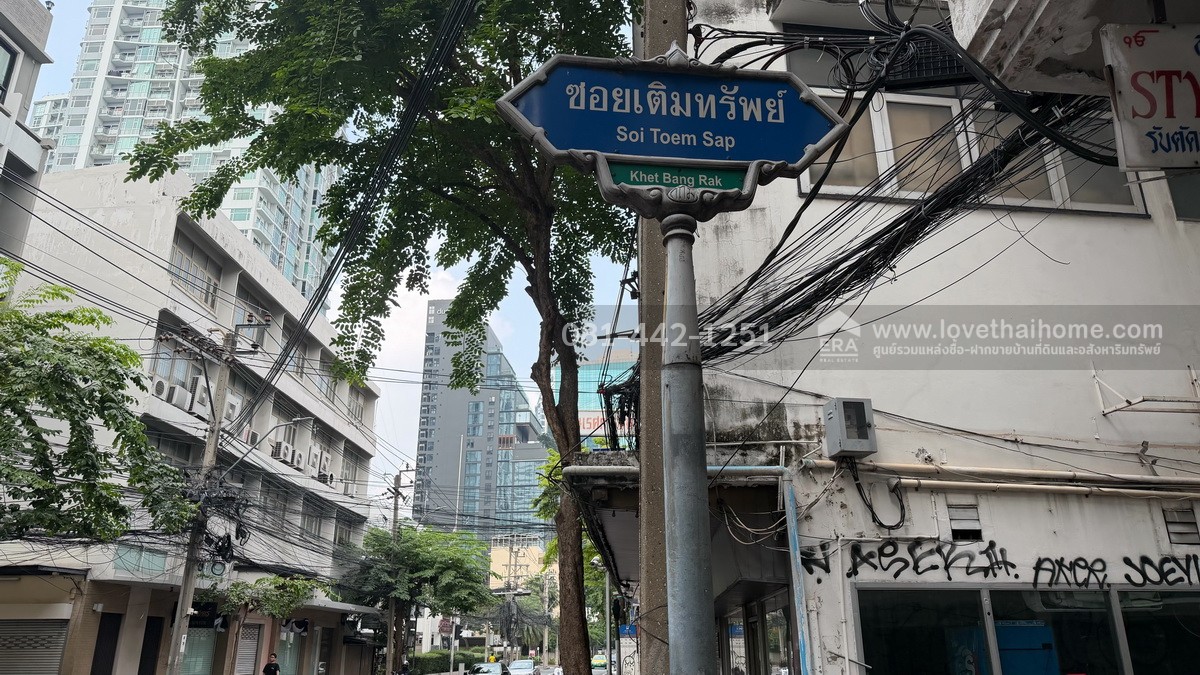 ขายหอพัก3ชั้น ถนนสี่พระยา ซอยถนนนเรศ  พื้นที่29ตรว. ขายเพียง25ล้าน ตึกปรับปรุงใหม่ ติดถนนซอย2ด้าน ทั้งซอยเติมทรัพย์กับซอยน้อมจิตร ห่างจากถนนสี่พระยาเพียงแค่250เมตรเท่านั้น