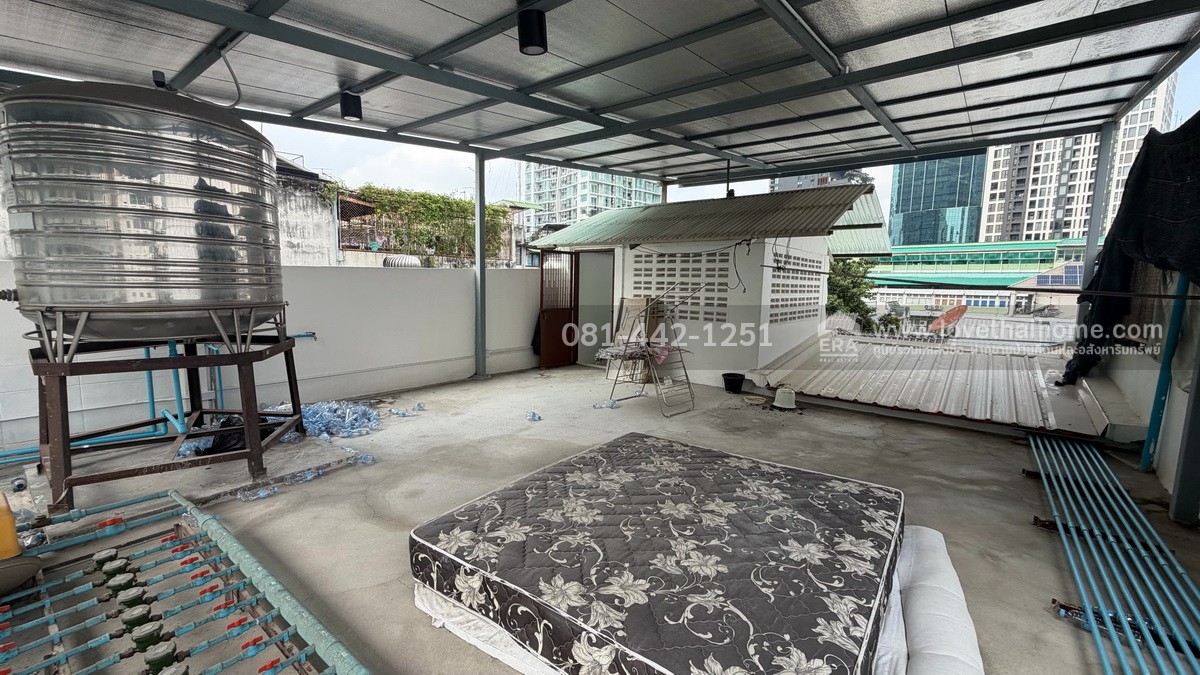 ขายหอพัก3ชั้น ถนนสี่พระยา ซอยถนนนเรศ  พื้นที่29ตรว. ขายเพียง25ล้าน ตึกปรับปรุงใหม่ ติดถนนซอย2ด้าน ทั้งซอยเติมทรัพย์กับซอยน้อมจิตร ห่างจากถนนสี่พระยาเพียงแค่250เมตรเท่านั้น