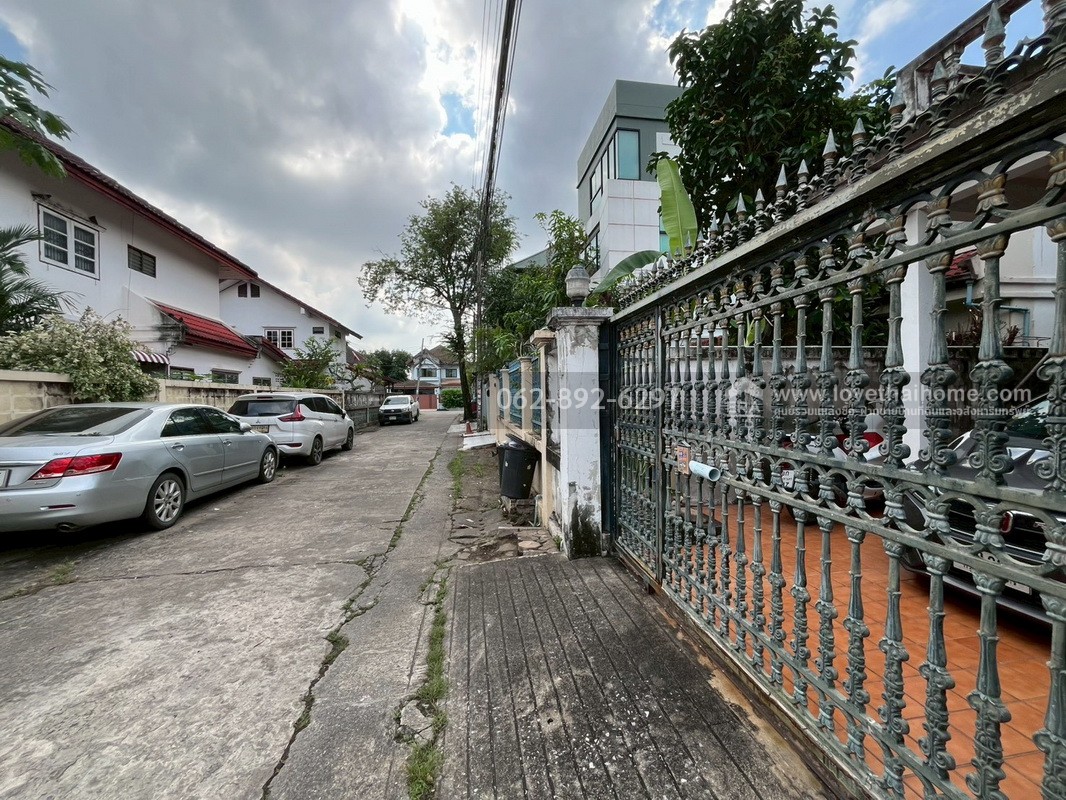 ขายบ้านเดี่ยว 2 ชั้น ซอยมิสทีน ถนนราษฎร์พัฒนา หมู่บ้านเคหะธานี4  พื้นที่ 60 ตารางวา ขายเพียงแค่ 3.5 ล้านบาทเท่านั้น ราคาถูกเท่านี้ หาไม่ได้อีกแล้ว รีบจองด่วน!!