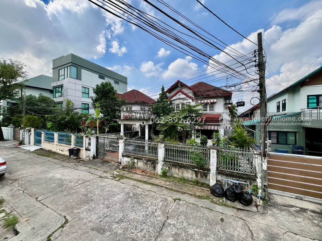 ขายบ้านเดี่ยว 2 ชั้น ซอยมิสทีน ถนนราษฎร์พัฒนา หมู่บ้านเคหะธานี4  พื้นที่ 60 ตารางวา ขายเพียงแค่ 3.5 ล้านบาทเท่านั้น ราคาถูกเท่านี้ หาไม่ได้อีกแล้ว รีบจองด่วน!!