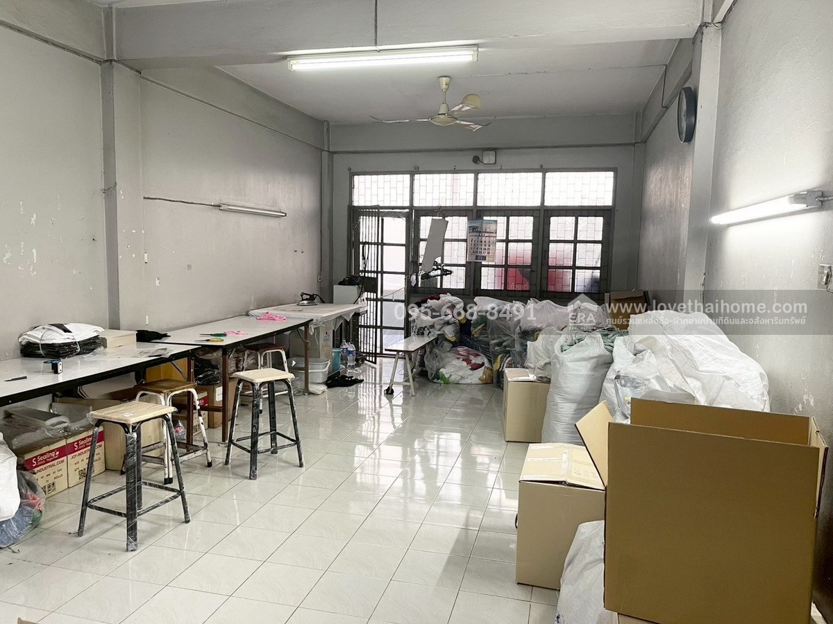 ขายตึกแถว 4 ชั้น ติดถนนใหญ่พุทธมณฑลสาย3 ทำเลตลิ่งชัน มี 2 คูหา (เชื่อมถึงกัน) 34 ตร.วา เหมาะอยู่อาศัย หรือเปิดกิจการได้ทันที ด้านหลังทำเป็นโกดังเก็บของ