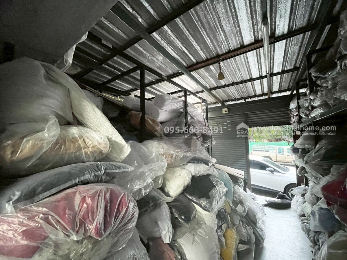 ขายตึกแถว 4 ชั้น ติดถนนใหญ่พุทธมณฑลสาย3 ทำเลตลิ่งชัน มี 2 คูหา (เชื่อมถึงกัน) 34 ตร.วา เหมาะอยู่อาศัย หรือเปิดกิจการได้ทันที ด้านหลังทำเป็นโกดังเก็บของ