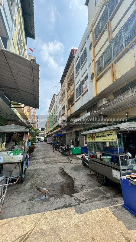 ขายตึกแถว 3.5 ชั้น ถนนนิคมรถไฟ อยู่ในตัวเมืองมหาชัย สมุทรสาคร พื้นที่ 15.4 ตรว. ใกล้แลนด์มาร์ค มหาชัย ราคาถูก ทำเลดี