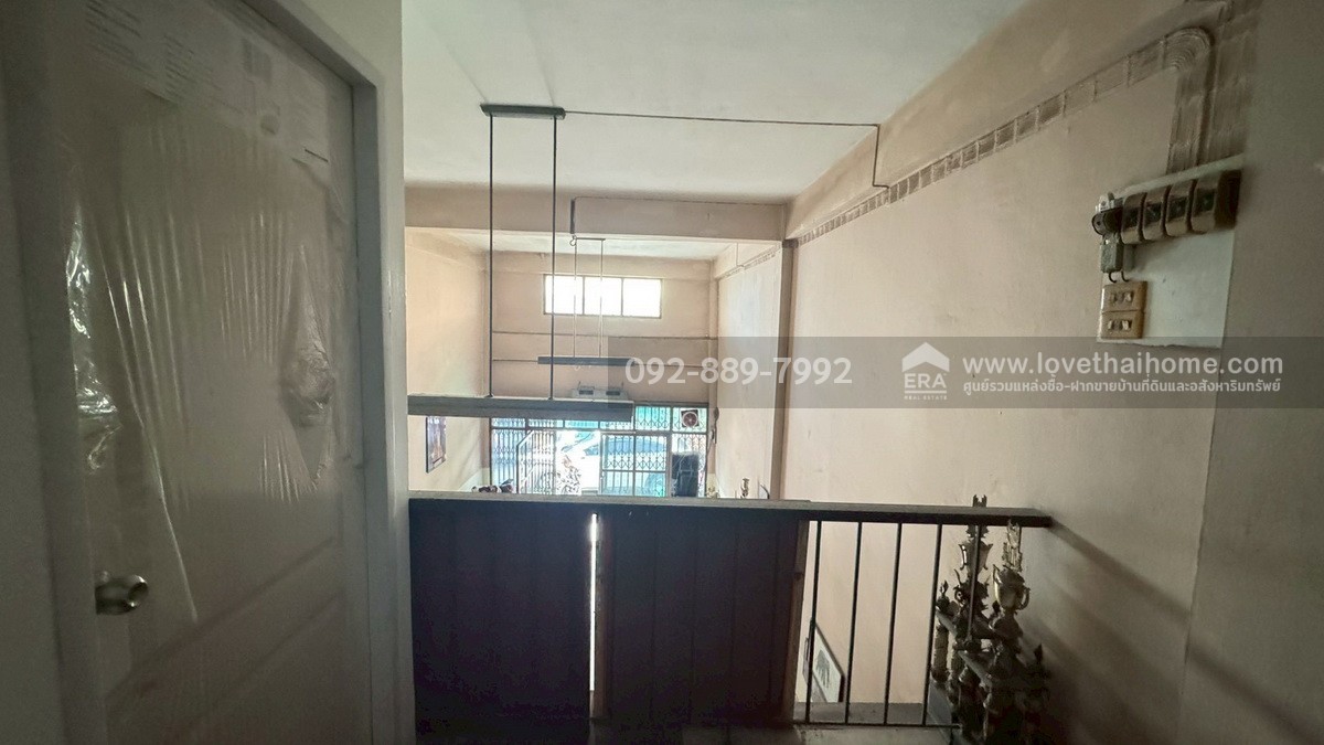 ขายตึกแถว 3.5 ชั้น ถนนนิคมรถไฟ อยู่ในตัวเมืองมหาชัย สมุทรสาคร พื้นที่ 15.4 ตรว. ใกล้แลนด์มาร์ค มหาชัย ราคาถูก ทำเลดี