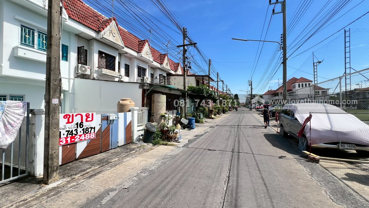 ขายทาวน์เฮ้าส์ ลำลูกกา ซอยเปียร์นนท์ หมู่บ้านอู่ทองเพลส โครงการ2 บ้านสภาพดี พร้อมเข้าอยู่ ต้นโครงการ 300 เมตรจากหน้าหมู่บ้าน ถนนเมน ใกล้รพ.สินแพทย์ ลำลูกกา พื้นที่ 16 ตรว. ขายถูกมากมาก