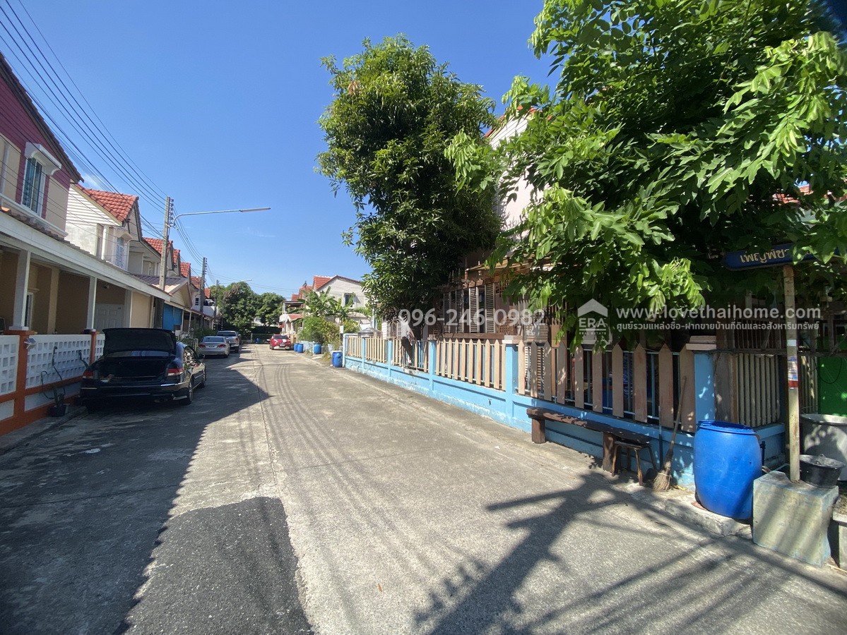 ขายทาวน์เฮ้าส์ ลำลูกกา49-คลอง4 เพ็ญพิชา ซ.4 หมู่บ้านคัทลียาวิลล์ ปทมุธานี พื้นที่ 21 ตรว. ขายเพียง 1.89 ล้านบาท ราคาดีพร้อมอยู่ ตรงข้ามสวนสนุกหมู่บ้าน